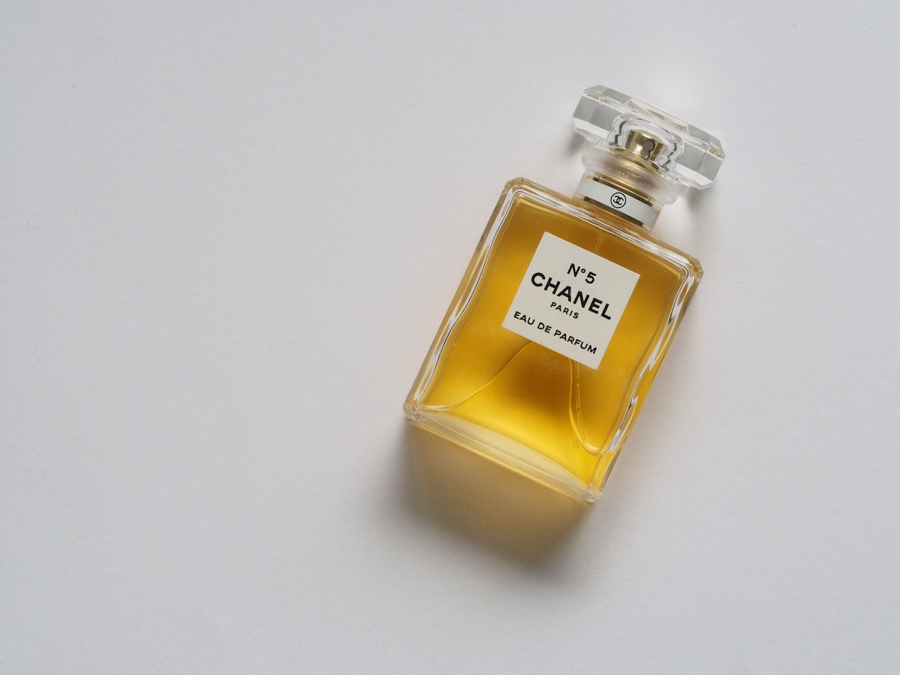 Cum să recunoști un parfum fake în 5 pași simpli