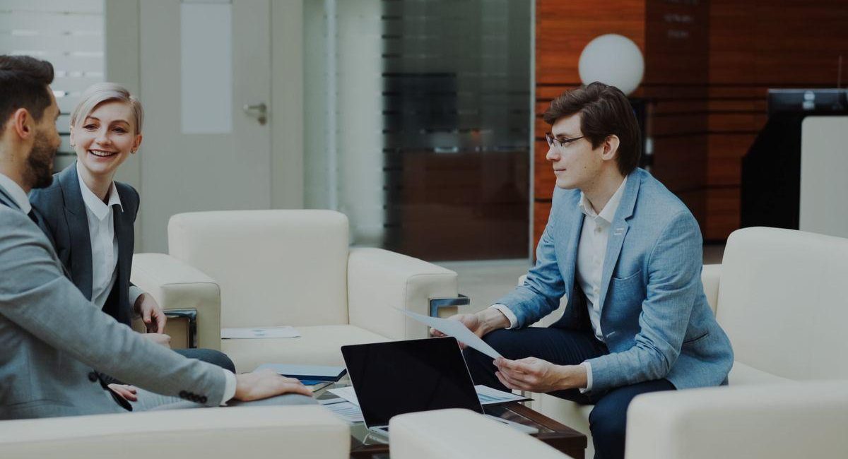 Consultant explicând clienților condițiile unui contract de asigurare